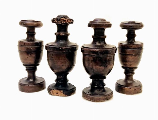 



Due coppie di porta palmette, sec. XVIII, in noce