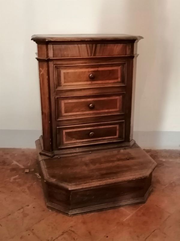 



Inginocchiatoio, Toscana, sec. XVIII, in noce filettato, tre cassetti, piano da alzarsi, cm 67x62x88  - Asta Gioielli, Arredi d'antiquariato, Dipinti dal XVI al XX Secolo e Argenti - Poggio Bracciolini Casa d'Aste