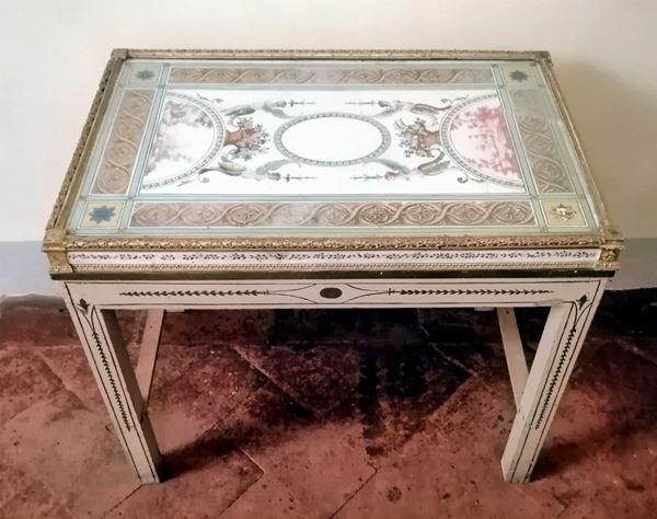 



Tavolino con piano a vassoio in maiolica decorata, Toscana, fine sec. XVIII