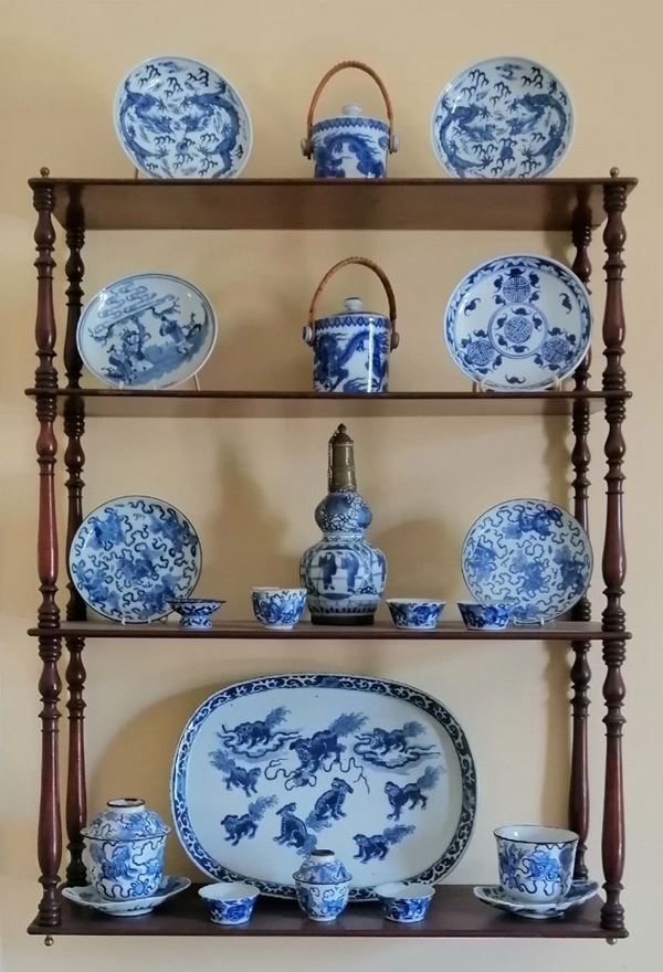 



Lotto composto da sette tazzine, quattro bottigliette e sette vassoi, arte orientale secc. XIX&nbsp; e XX
