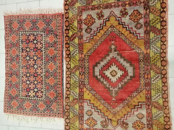 Due tappeti, sec. XX  - Asta MOBILI, ARREDI E OGGETTI D'ARTE - Poggio Bracciolini Casa d'Aste