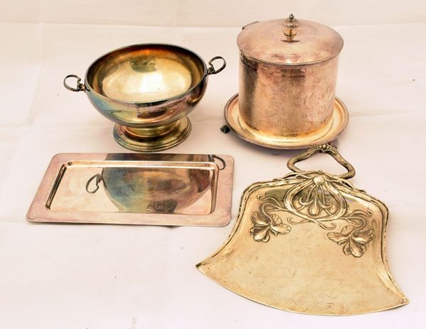 



VASSOIETTO&nbsp; E SCATOLA PORTABISCOTTI  - Asta ARREDI DA UNA VILLA FIORENTINA, GIOIELLI, ARGENTI E DIPINTI - Poggio Bracciolini Casa d'Aste