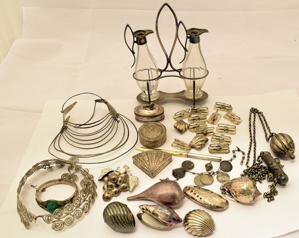 



DODICI SEGNAPOSTI, TRE SCATOLINE,SPILLA, PAIO DI ORECCHINI, COLLANA E GIROCOLLO CON MONETE