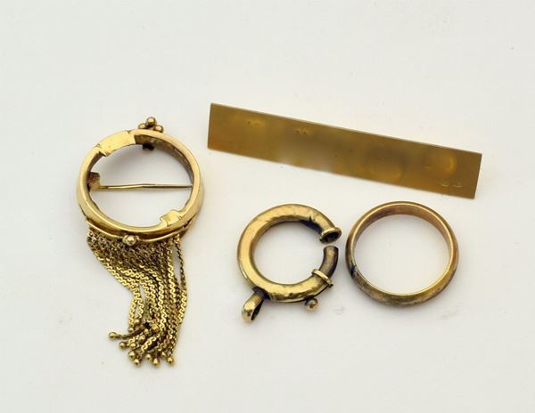



FEDE , SPILLA, MOSCHETTONE E TARGHETTA IN ORO 18KT 