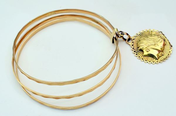 



BRACCIALE RIGIDO A TRE CERCHI IN ORO GIALLO KT18
