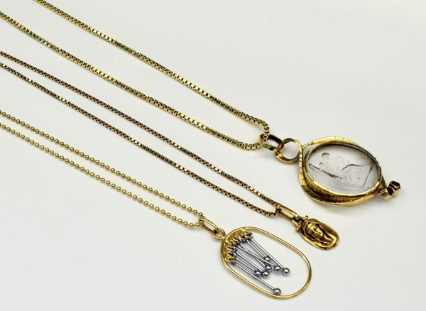 



TRE COLLANE IN ORO KT18&nbsp; E PENDENTI