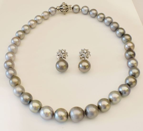 



DEMI-PARURE IN ORO BIANCO, DIAMANTI E PERLE GRIGIE