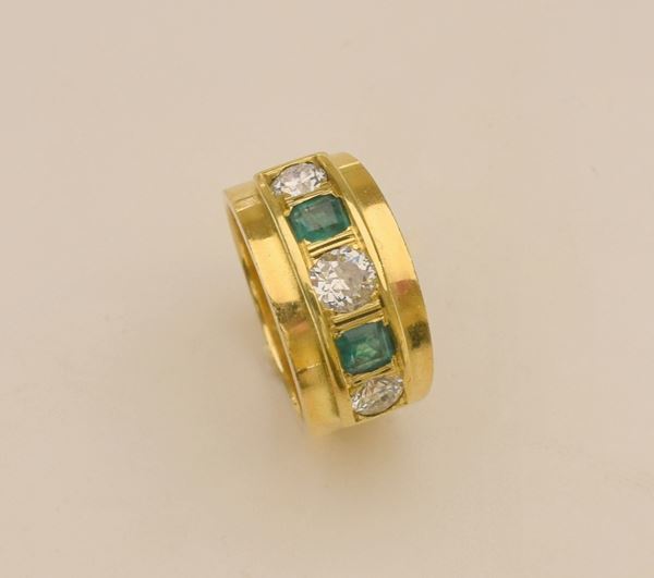 



ANELLO IN ORO GIALLO 18KT, DIAMANTI E SMERALDI