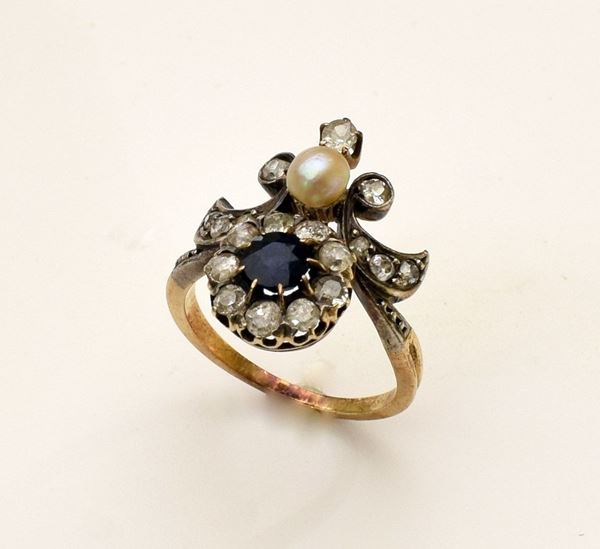 



ANELLO ,INIZI SEC. XX IN ORO 18KT, ARGENTO ,DIAMANTI,ZAFFIRO E PERLA 
