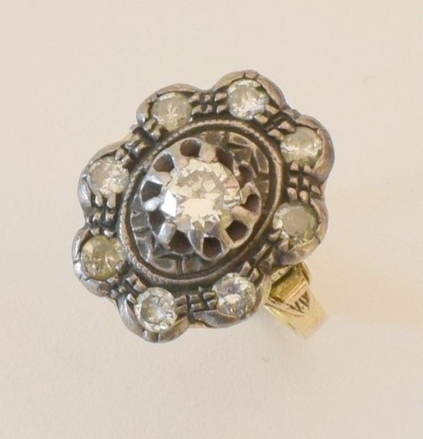 



ANELLO IN ORO GIALLO 18KT, ARGENTO E DIAMANTI