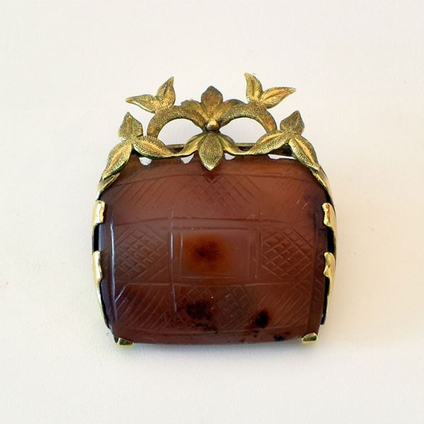 



SPILLA IN ORO 18KT E PIETRA