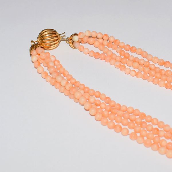 



LUNGA COLLANA IN CORALLO