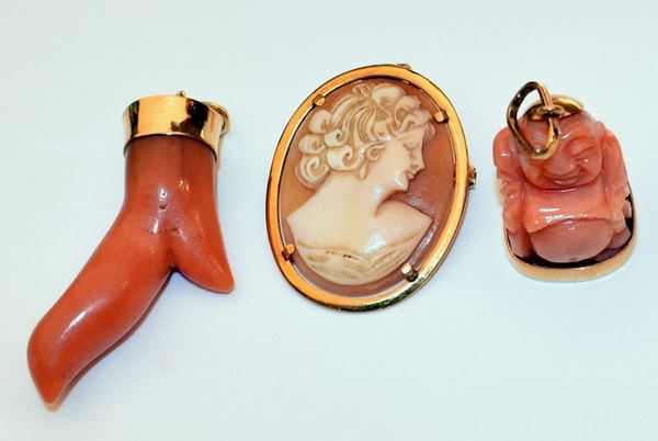 



DUE PENDENTI IN ORO 18KT IN CORALLO E CAMMEO