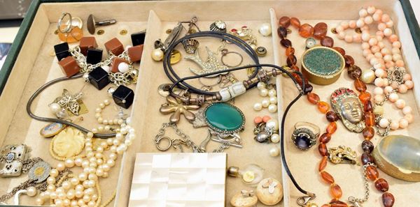 



VENTICINQUE OGGETTI DI BIGIOTTERIA  - Asta Antiquariato e Sculture, Gioielli e Collezionismo - Poggio Bracciolini Casa d'Aste