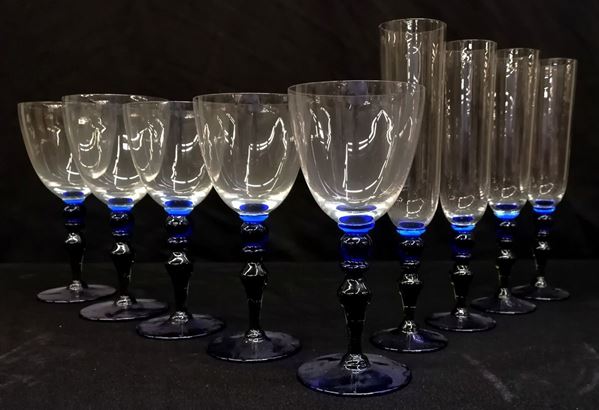 



Lotto composto da: dieci flutes e undici calici da vino e acqua