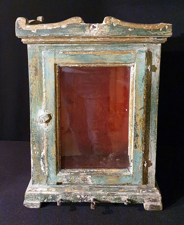 



Piccola vetrinetta pensile, sec. XX  - Asta GIOIELLI, ARGENTI, ARREDI, OGGETTI D'ARTE E DIPINTI - Poggio Bracciolini Casa d'Aste