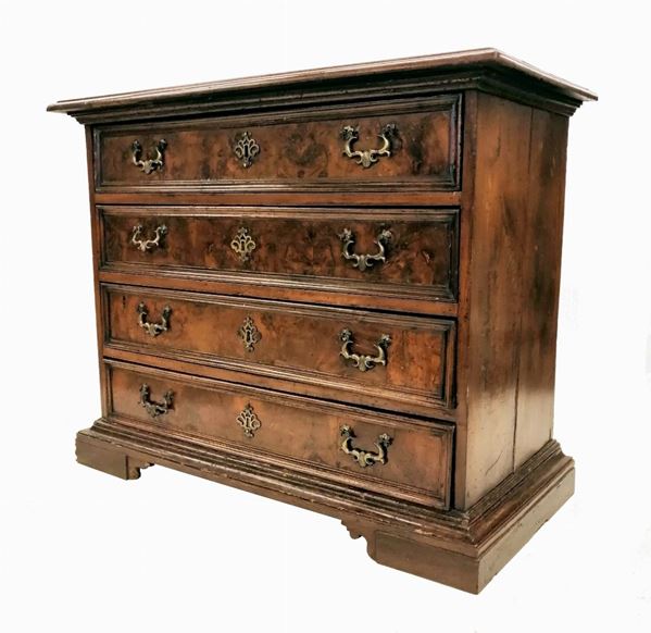 



Cassettone, sec. XVIII, lastronato in radica  - Asta Collectibles, Arredi antichi e Contemporanei e Gioielli - Poggio Bracciolini Casa d'Aste