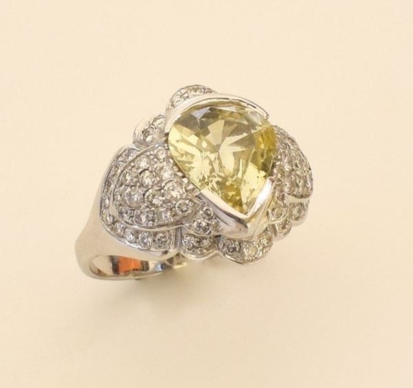 



ANELLO IN ORO BIANCO 18KT , DIAMANTI E ZAFFIRO GIALLO