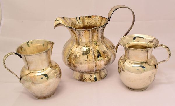 



VERSATOIO E DUE BROCCHE SEC. XX  - Asta Collectibles, Arredi antichi e Contemporanei e Gioielli - Poggio Bracciolini Casa d'Aste