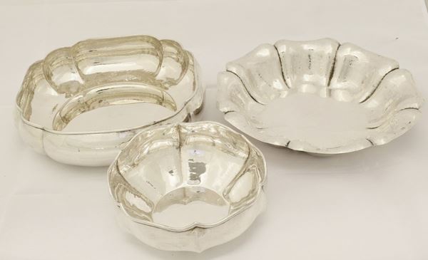 



DUE CIOTOLE E VASSOIO SEC. XX  - Asta Collectibles, Arredi antichi e Contemporanei e Gioielli - Poggio Bracciolini Casa d'Aste