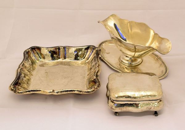 



SALSIERA , VASSOIO, E SCATOLINA