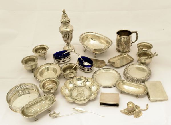 



VENTINOVE OGGETTI SEC. XX  - Asta Collectibles, Arredi antichi e Contemporanei e Gioielli - Poggio Bracciolini Casa d'Aste