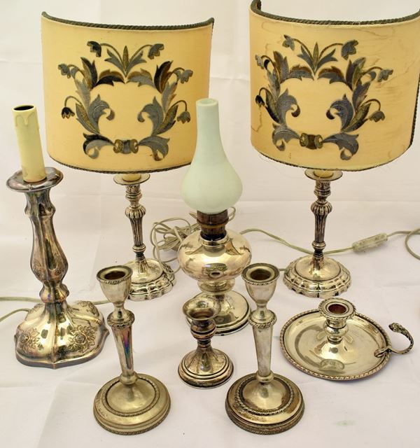 



OTTO TRA LUMI, CANDELIERI, E BUGIA   - Asta ARREDI DA UNA VILLA FIORENTINA, GIOIELLI, ARGENTI E DIPINTI - Poggio Bracciolini Casa d'Aste