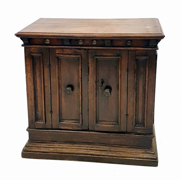 



Credenzino, Toscana, sec. XVIII  - Asta Collectibles, Arredi antichi e Contemporanei e Gioielli - Poggio Bracciolini Casa d'Aste