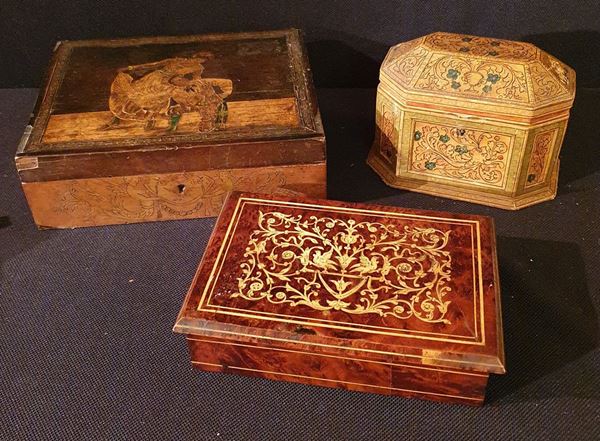



Tre scatoline, sec. XIX e XX  - Asta ANTIQUARIATO, COLLECTIBLES, GIOIELLI - Poggio Bracciolini Casa d'Aste