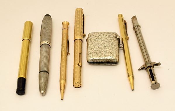 



SEI TRA PENNE STILOGRAFIOHE LAPIS E BIRO