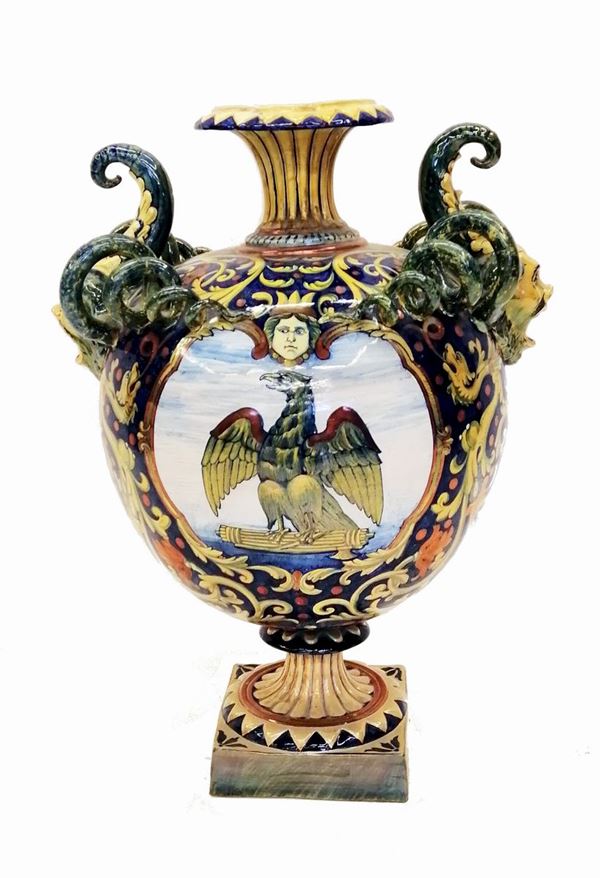 



Vaso biansato, sec. XX, manifattura Gualdo Tadino