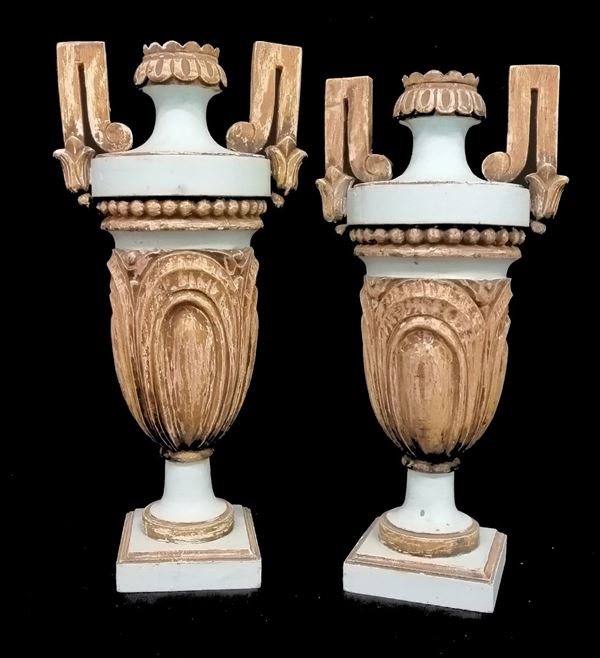 



Due perettoni, sec. XX, in legno laccato e intagliato, alt. cm 50 e cm 53 ( 2 )