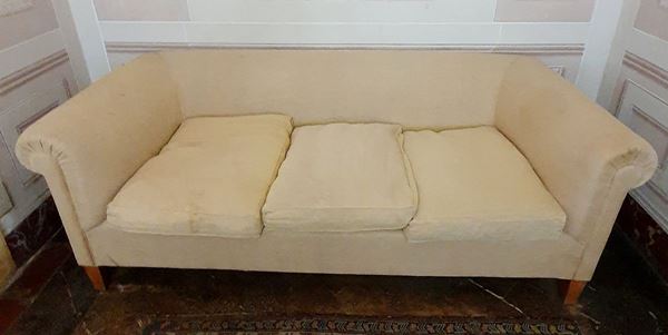 



Divano, sec. XX  - Asta ARREDI DA UNA VILLA FIORENTINA, GIOIELLI, ARGENTI E DIPINTI - Poggio Bracciolini Casa d'Aste
