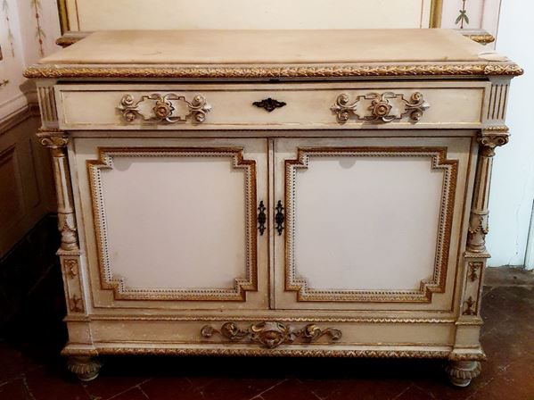 



Cassettone, sec. XIX  - Asta ARREDI DA UNA VILLA FIORENTINA, GIOIELLI, ARGENTI E DIPINTI - Poggio Bracciolini Casa d'Aste