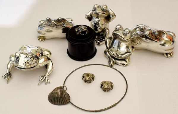 



RANA, BRACCIALETTO E SCATOLINA CON DUE PICCOLE RANE  - Asta OPERE E OGGETTI D'ARTE ANTICA E CONTEMPORANEA, GIOIELLI - Poggio Bracciolini Casa d'Aste