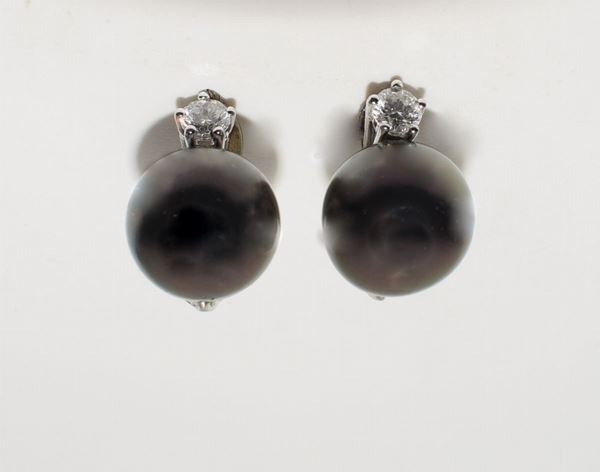 



PAIO DI ORECCHINI IN ORO 18KT, DIAMANTI E PERLE