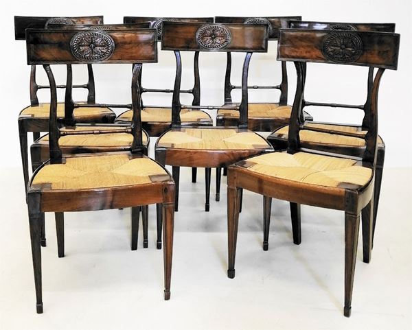 



Otto sedie, Direttorio, in noce, schienale con fascia intagliata a motivi fogliacei, 