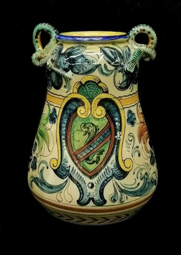 



Vaso biansato, manifattura di Colonnata, in maiolica dipinta in policromia,