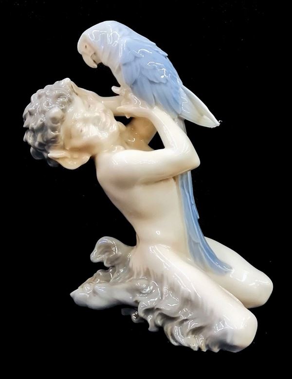 



Scultura, sec. XX, in porcellana Royal Copenaghen, raffigurante satiro con pappagallo,