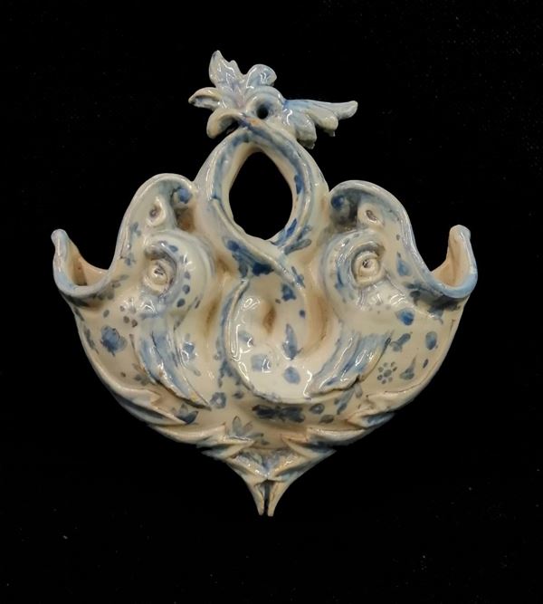 



Portafiori da muro, manifattura Cantagalli, sec. XIX, in ceramica nei toni dell&rsquo;azzurro,