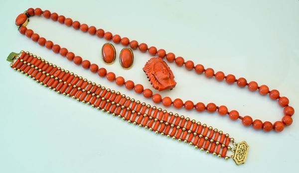 



PARURE IN ORO GIALLO KT 18 E CORALLO