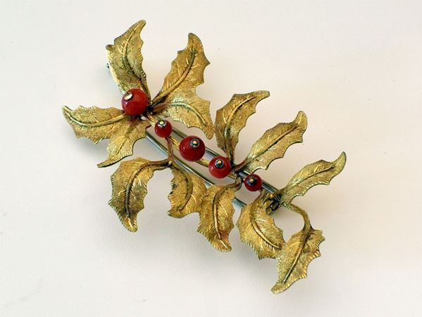 



SPILLA IN ORO GIALLO SATINATO KT 18 E CORALLO