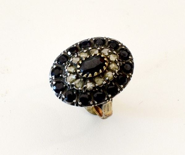 



ANELLO , INIZI SEC. XX&nbsp; IN ORO&nbsp; KT 18, ARGENTO DIAMANTI E ZAFFIRI