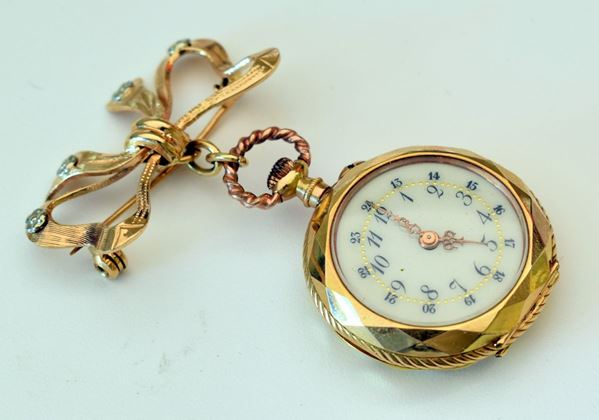 



SPILLA CON OROLOGIO PENDENTE IN ORO GIALLO KT18 E DIAMANTI