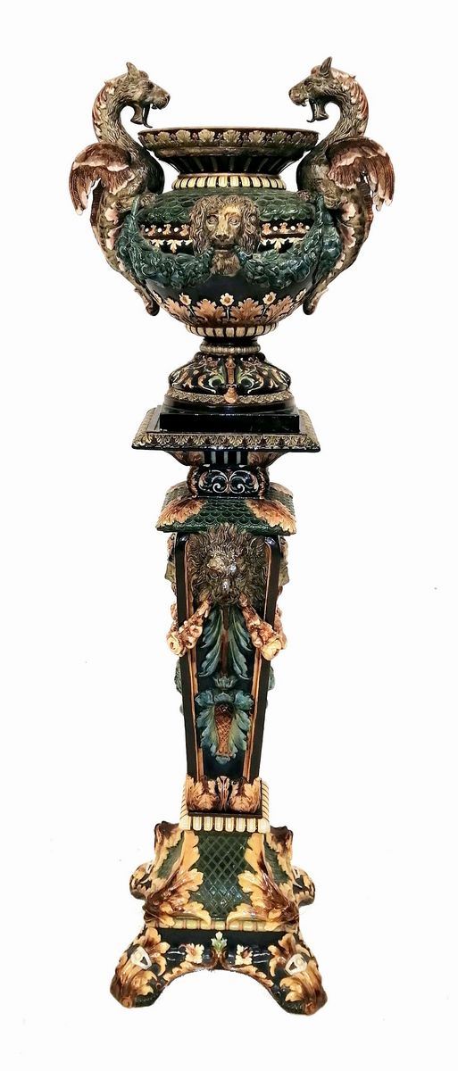 



Colonna con vaso ad anfora, Francia, fine sec. XIX, in maiolica policroma 
