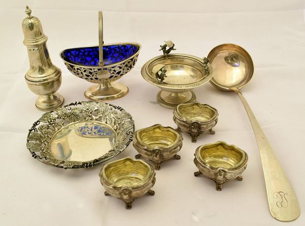 



POSACENERE , QUATTRO SALIERE, SPARGIZUCCHERO, CESTINO,PIATTINO E 