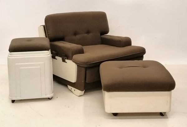 



Poltrona letto con puff e penisola contenitore, anni 80, in materiale plastico e legno laminato,