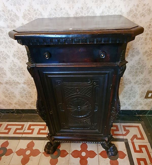 



Credenzino stile rinascimento, 