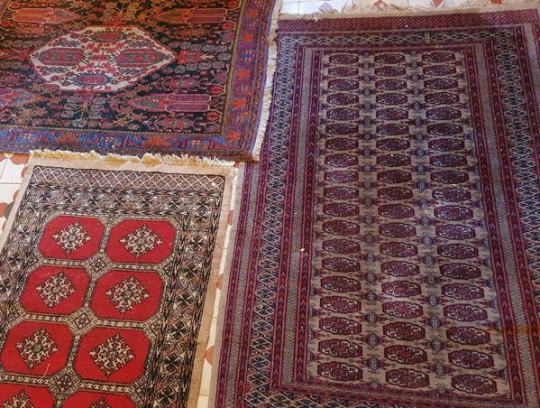 



Tre tappeti orientali  - Asta ARREDI DA UNA VILLA FIORENTINA, GIOIELLI, ARGENTI E DIPINTI - Poggio Bracciolini Casa d'Aste