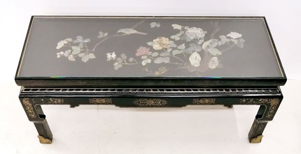 



Tavolino da fumo, sec. XX, in legno laccato nero, piano decorato a cineserie
